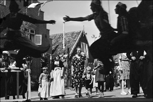 Emmy Andriesse: Feest in Volendam in 1945